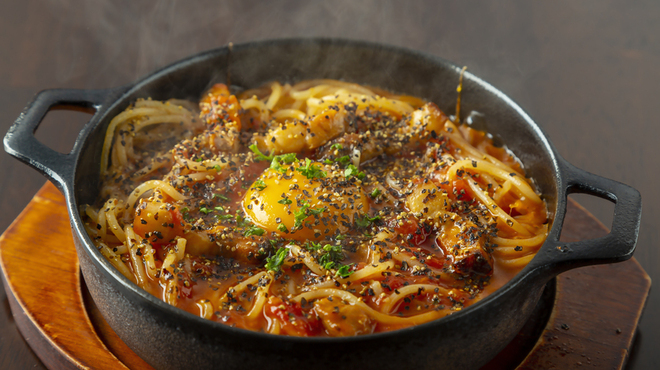 Chef's Table Piatto - 料理写真:辛口トマトソースの鉄鍋カルボナーラ