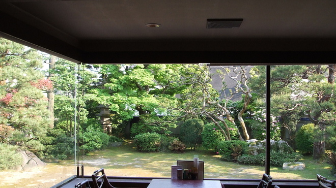 ティファニィ - 内観写真:日本庭園の風景がしっくりくるレトロな感じが漂う富山の老舗の洋食屋さんです