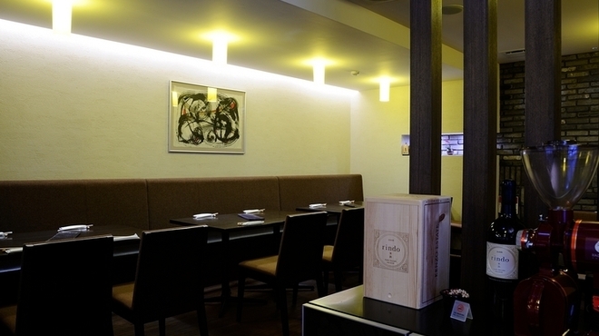 紅鶴 - 内観写真:記念日や大切な日の舞台としてふさわしい高級感溢れる店内