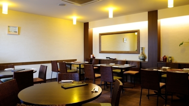 紅鶴 - 内観写真:ゆったりとランチタイムを楽しみたい方におすすめ