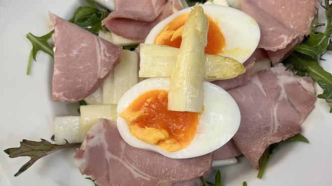 イタリア料理 フィオレンツァ - 料理写真:白アスパラと自家製ハムのサラダ