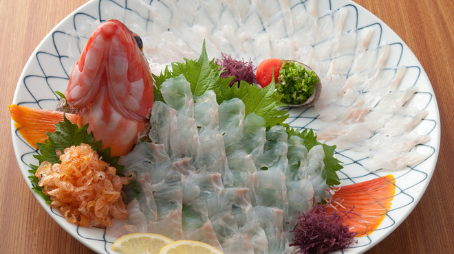 Uoshou Sakana Chan - 料理写真:【アコウダイ活け造り】淡い桃色の身が美しいアコウダイ。ぷりぷりした食感をお楽しみください。