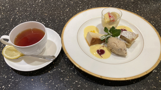 海鮮フランス料理 和楽 - 料理写真:食後のデザート、ほうじ茶のムース、くるみとりんごのケーキ、卵白のプリン、小豆アイス。紅茶かコーヒーを選択。