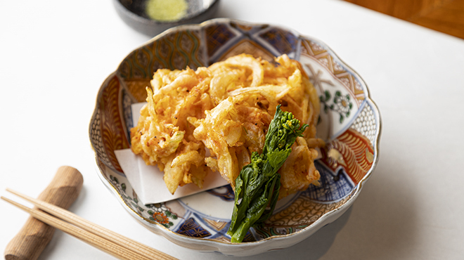 割烹 三千院の里 - 料理写真:桜えびと淡路産新玉ねぎのかき揚げ