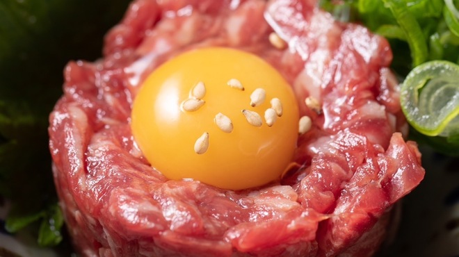 まほろば囲炉裏 - 料理写真:もとぶ牛三角バラのユッケ。マイルドな味わい。