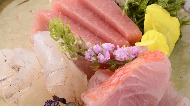 葉歩花庭 - 料理写真:日本酒と相性抜群な旬鮮魚のお刺身 