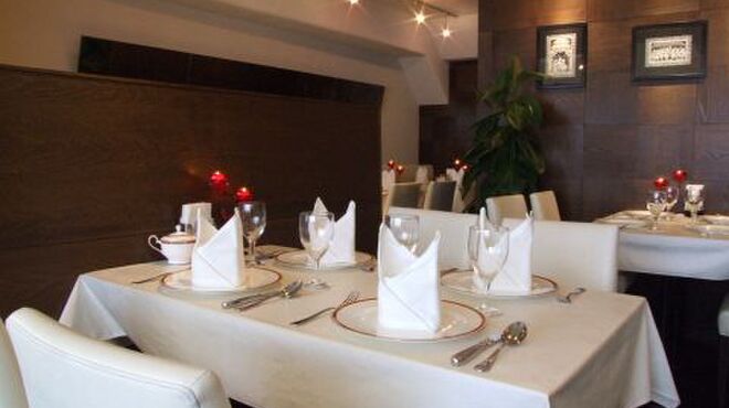PRIYA  - 内観写真:白いテーブルクロスが美しい高級感のある店内。落ち着きのある空間でゆったりお食事をお楽しみ頂けます。