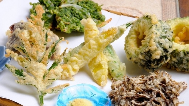 うるうるま - 料理写真:沖縄食材が満載の『天ぷら盛り合わせ』  たとえばアーサ（青ノリ）やフーチバー（ヨモギ）など、季節の沖縄食材でつくる5種類の天ぷら。