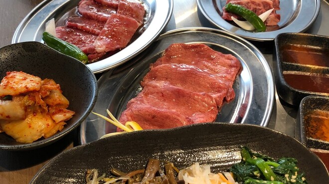 炭火焼肉 まる - メイン写真: