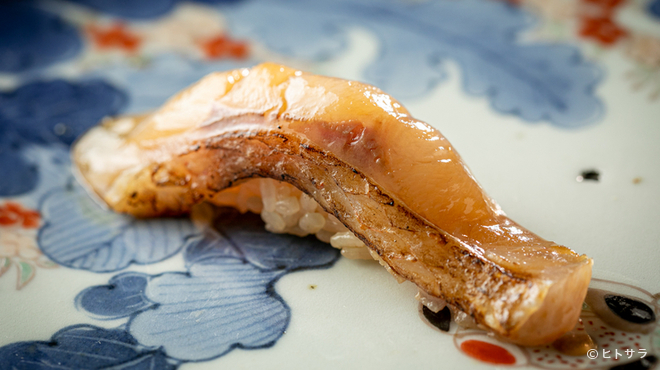 Sushi Rokushiki - 料理写真:漬け・炙りの工程を経て完成される『ノドグロ　にぎり』