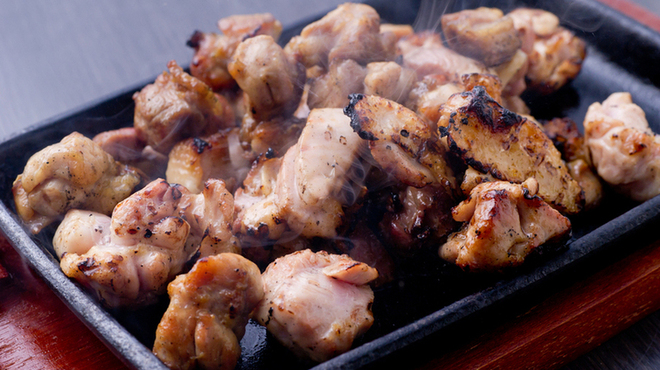 宮崎料理 万作 - 料理写真:イチオシの『霧島鶏のもも焼き』/鶏肉独特の肉の臭みが殆どなくコクと深みがある味わいが特徴です。