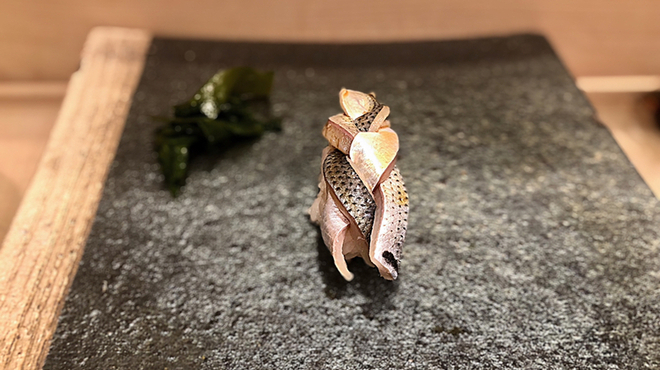 鮨 山沖 - 料理写真:✽ 基本お鮨は写真を撮りませんが、小鰭の手綱かざりが綺麗だったので写真に納めました。味も良い。