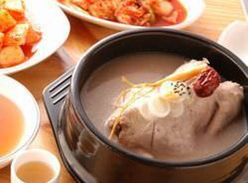 高麗参鶏湯 - 料理写真:高麗人参・鹿茸・くるみ・松の実をはじめ30種類以上の材料を8時間煮込んだ漢方スープは日本で当店でしか味わえないこだわりの逸品です。