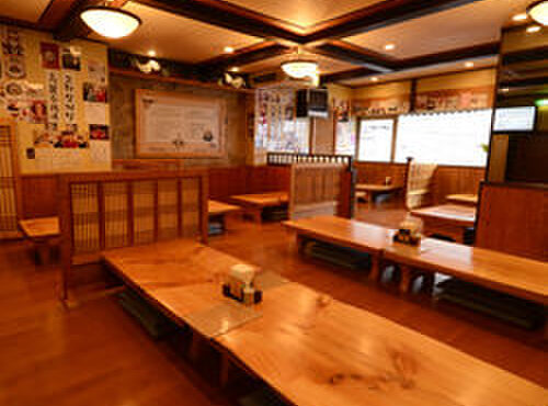高麗参鶏湯 - 内観写真:韓国風の広い店内で本場の気分でゆったりすごせる空間をご提供