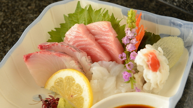 小花寿司 - 料理写真:その日に仕入れた旬の素材を、熟練の技で