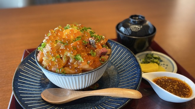 海食 Uosada - 海鮮生魚片丼・魚卵加料