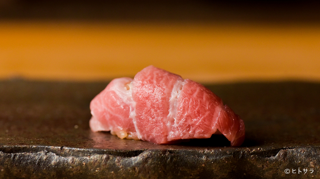 Jukusei Sushi Yorozu - 料理写真:甘い脂と口溶けの良さは抜群『マグロ　トロ』