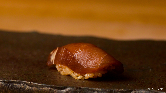 Jukusei Sushi Yorozu - 料理写真:口に入れると広がる美味しさ『マカジキ』