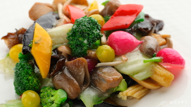 1833 - 料理写真:季節のおいしい野菜を彩り鮮やかに楽しめる『季節の野菜炒め』