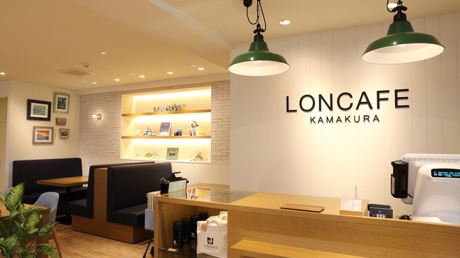 LONCAFE - 内観写真:白を基調とした店内でリゾートを演出