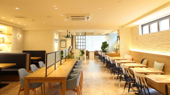 LONCAFE - 内観写真:白と青とウッドでマリンテイストに。