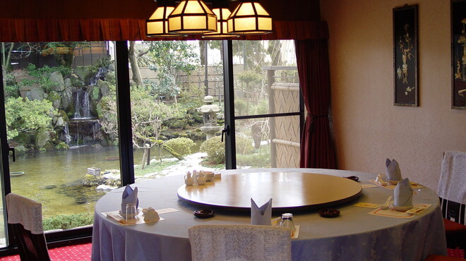 名鉄菜館 - 内観写真:名鉄菜館個室より池と滝の展望