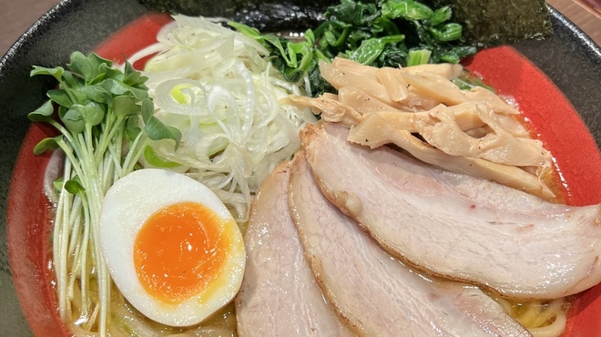 横濱家系のじ家 - 料理写真:トッピングされた家系ラーメン