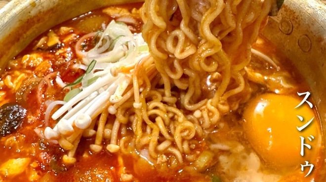 アレンモク - 料理写真:スンドゥブラーメン
当店チゲ部門人気No. 1のスンドゥブ！旨辛で濃厚なスープにラーメンを入れて食べるのもおいしいのでおすすめです！