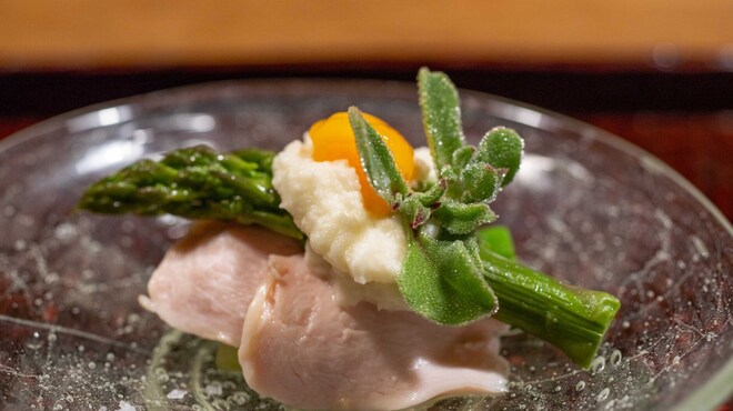 草如庵 - 料理写真:2023.6 信州黄金シャモ胸肉低温調理 卵黄 東御市産グリーンアスパラガス 焼いて裏漉した玉葱 アイスプラント マルドンの塩