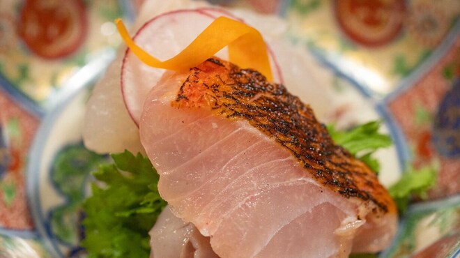 草如庵 - 料理写真:2023.6 炙り金目鯛 アイナメお造り 昆布醤油 本わさび