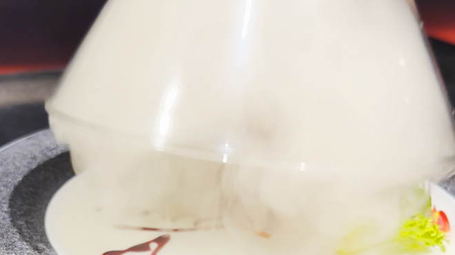 炭火焼肉　にくたらし　熊本上乃裏店 - 料理写真:アニバーサリープレート（ガラス蓋を開ける瞬間）