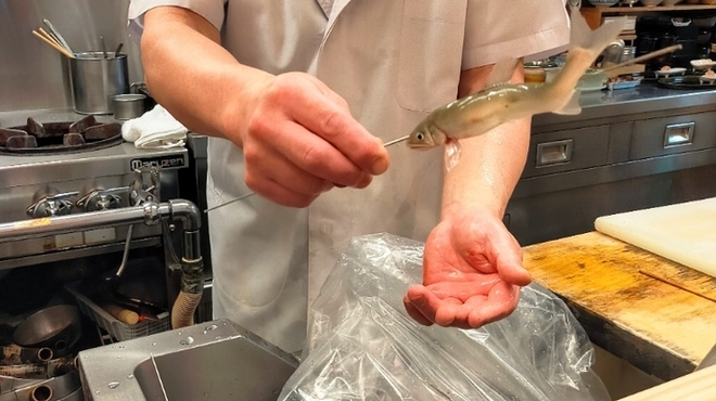 味心 すず木 - 料理写真:ビチビチの生きた鮎を目の前で串打ち