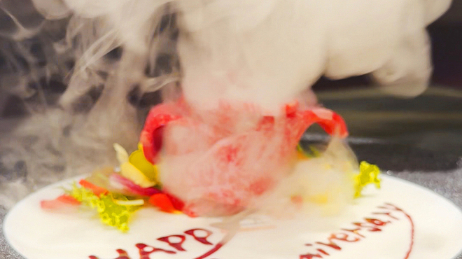 炭火焼肉　にくたらし　熊本上乃裏店 - 料理写真:ANNIVERSARYプレート蓋を開けた瞬間_その弐