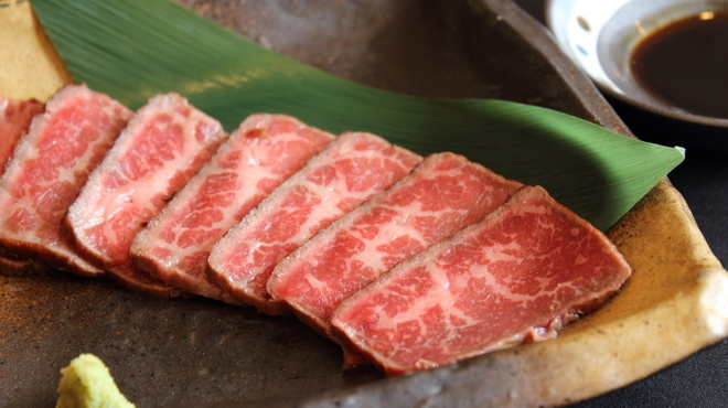 Wagyuu Yakiniku Bassare - 料理写真:牛とろ炙り焼きは他の肉にはない当店自慢の一品！あっさり醤油とわさびをそえてさっぱりとどうぞ。