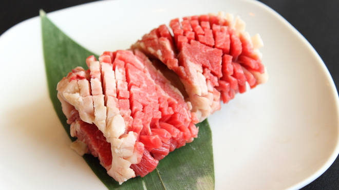 Wagyuu Yakiniku Bassare - 料理写真:牛　花咲きカルビ。匠の技と味を…