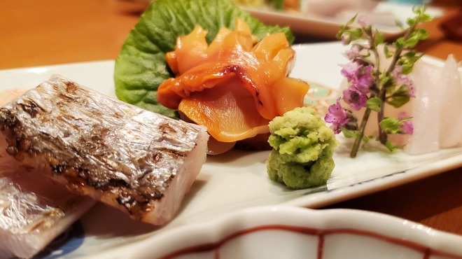 久原 - 料理写真:天然鮮魚の刺身
