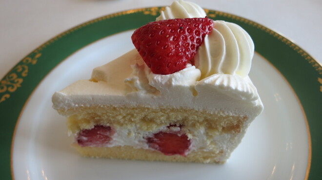 クラブ33 - 料理写真:お誕生日ケーキ（カット後）