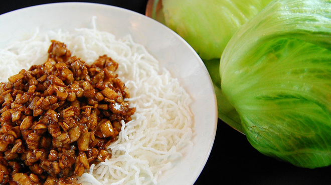 神戸元町別舘牡丹園 - 料理写真:テラス包み　（豚ミンチと筍の自家製オイスターソース炒め）