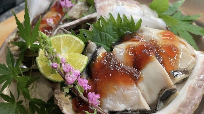 Sushidokoro Nishinokakure - 料理写真:オプションで+1500円（税別）で岩牡蠣つけられます。
                    刺身又は酒蒸しどちらかお好きな方をお選びください。
                    お申し付けが無い場合は刺身で提供させて頂きます。