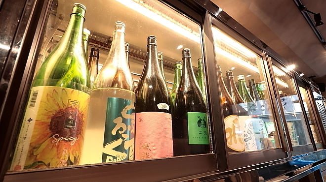 おでんや 三徳六味 - ドリンク写真:日本酒ショーケース　常時30種類以上の日本酒が入ってます