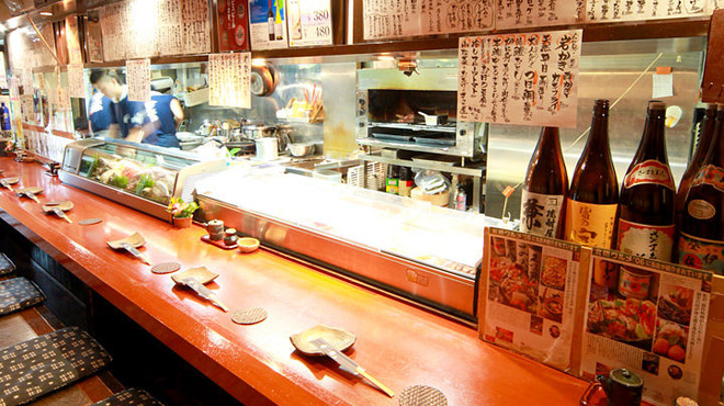幸蔵 - 内観写真:お一人様・カップルの方など以外にごゆっくりしていただけるのがカウンターです。