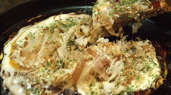 MARUYOSHI - 料理写真:お好み焼き　神戸の地ソースでどうぞ