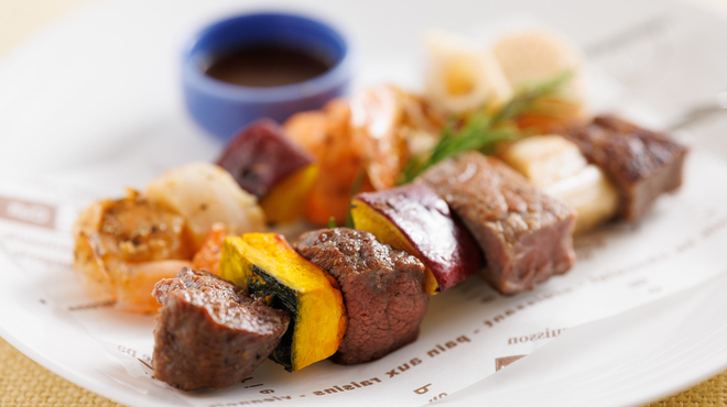 GRILL DINING 薪火 - 料理写真:串焼きワイルド　魚介と肉の串焼き（２本）