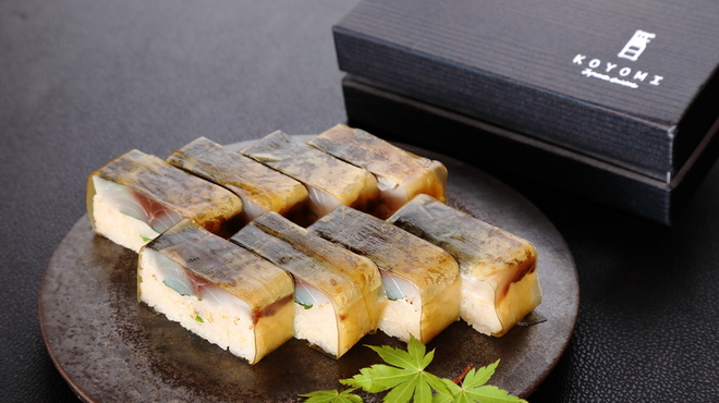 鮨・日本料理 暦 - 料理写真:お持ち帰り「鯖押し鮨」