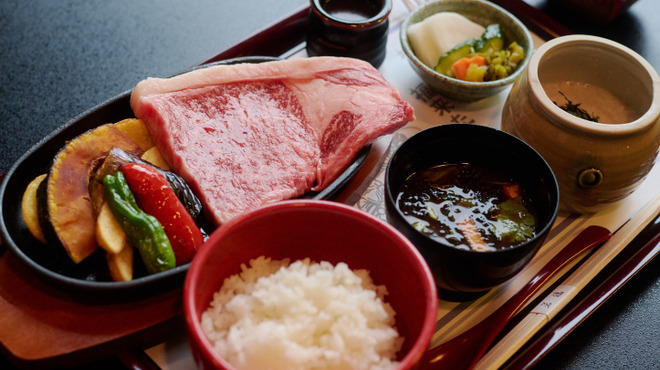 江戸懐石 若福 - 料理写真:蔵王牛ステーキ梅とろろ膳