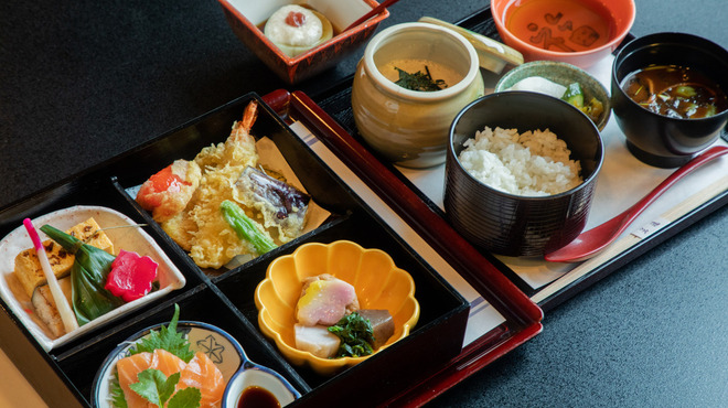 江戸懐石 若福 - 料理写真:梅とろろ江戸前箱膳