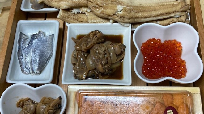 宿木 - 料理写真:車海老(三河産)穴子(長崎産)雲丹(利尻産)いくら.煮浅利.煮蛤.北寄貝.豆鯛