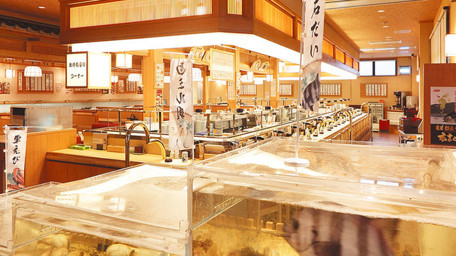 Sushi Suigun - 内観写真:カウンター、テーブル席、小上がり席、店内に水槽もあります。