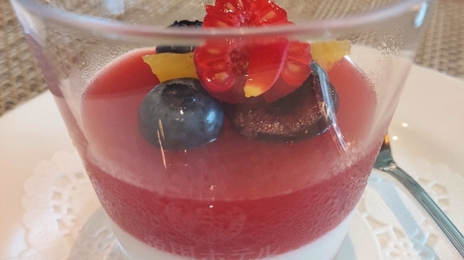 レストラン 竜神亭 - 料理写真:フロマージュブラン　フランボワーズソース