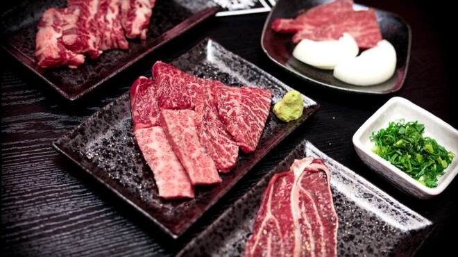 炭火焼肉 ホルモン じゃん - メイン写真: